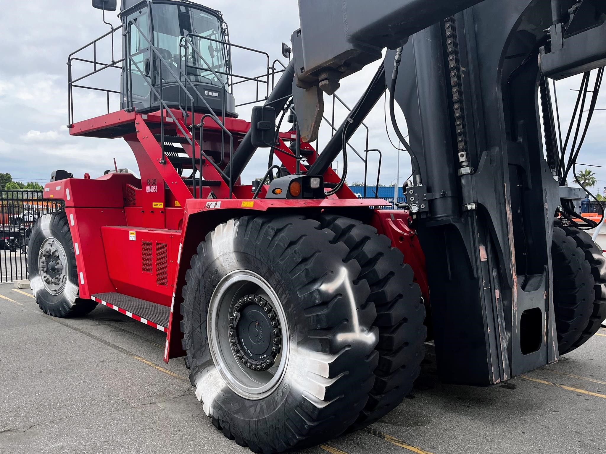 2023 Kalmar DCG410GS