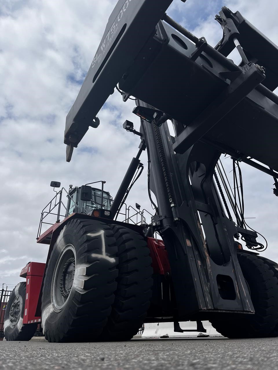 2023 Kalmar DCG410GS