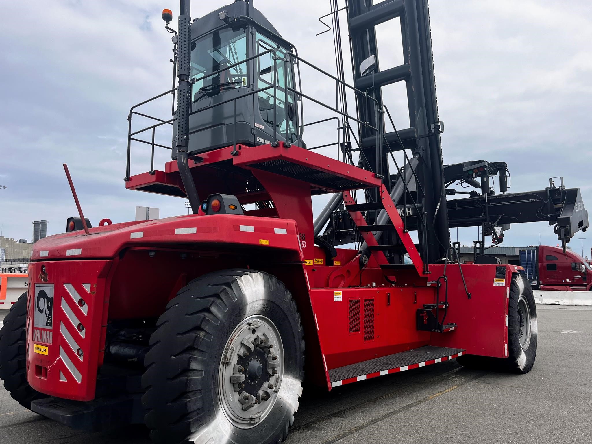 2023 Kalmar DCG410GS