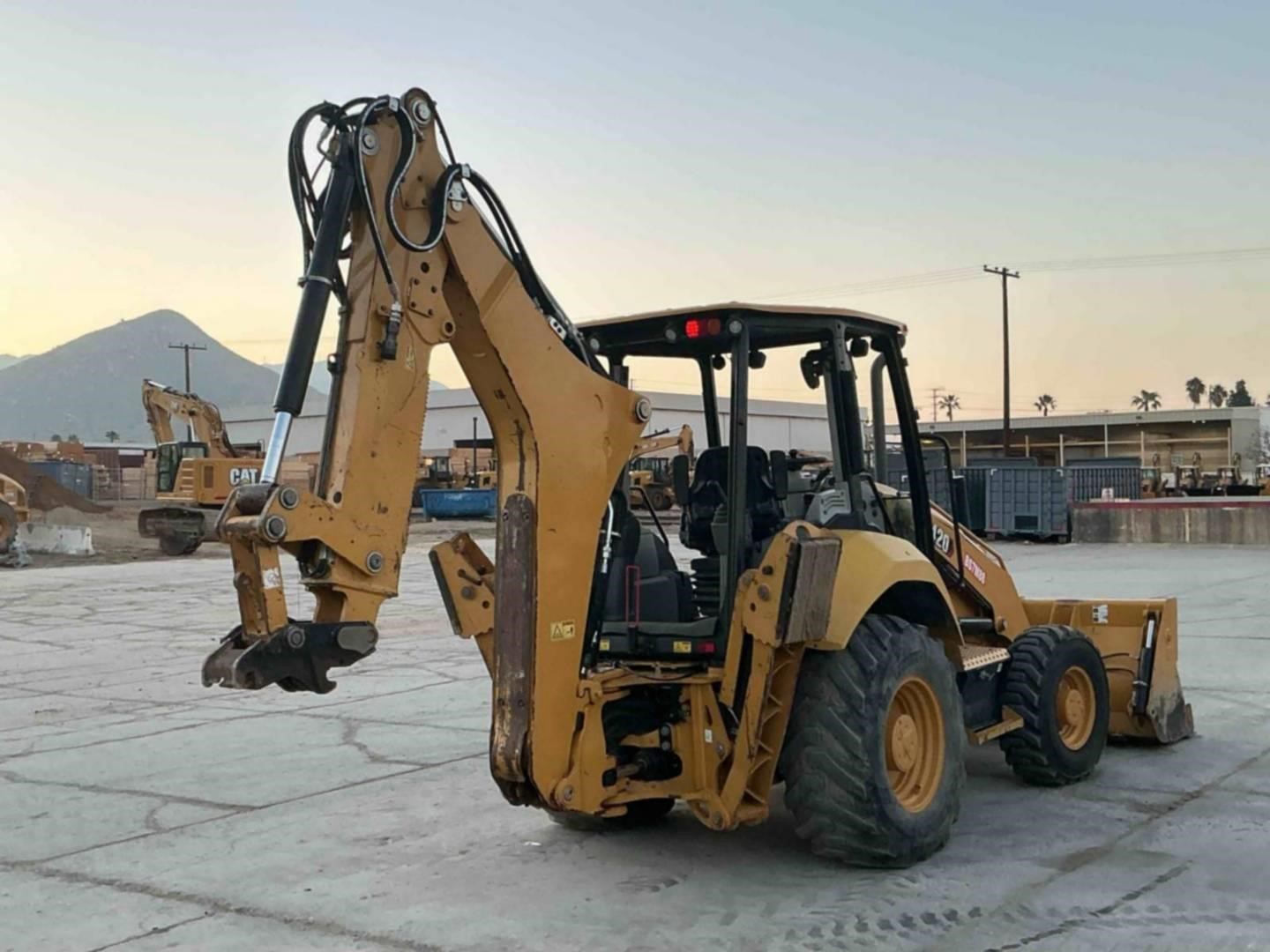 2022 Caterpillar 420