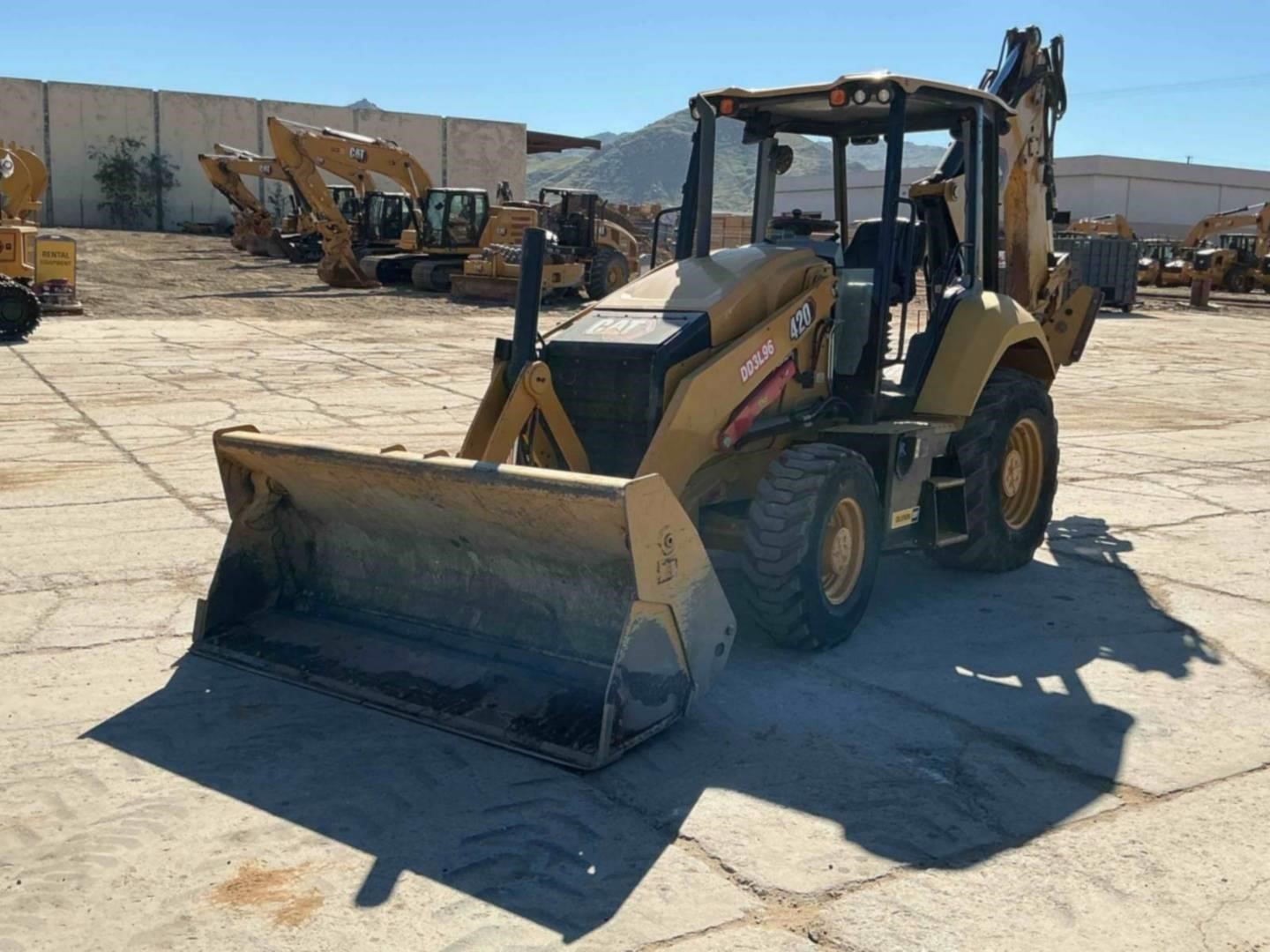 2022 Caterpillar 420