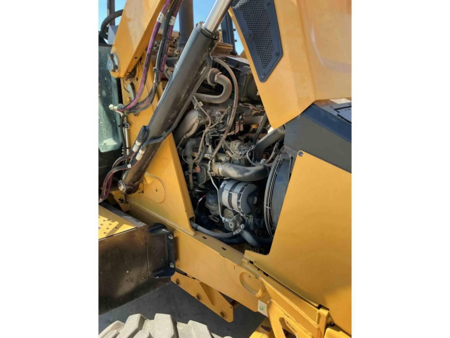 2022 Caterpillar 420